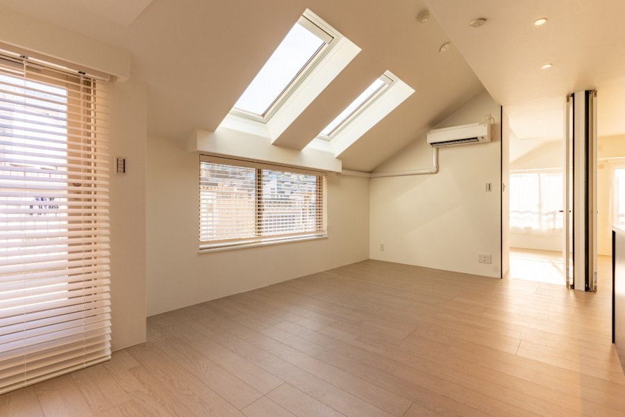 天窓からいつでも空を見上げ、青空を身近に感じる暮らしが叶います。時間ごとに表情を変える光のコントラストを楽しめます。