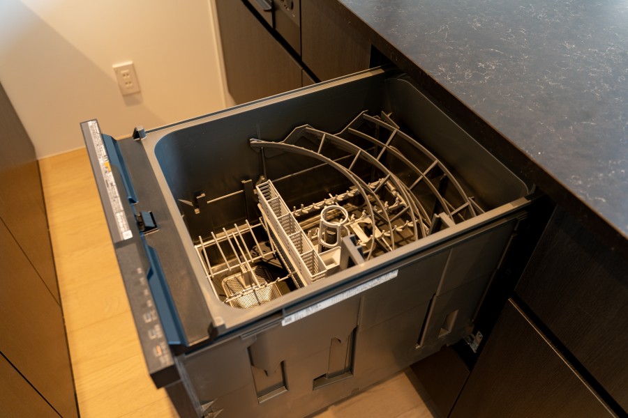 ◆食器洗浄機◆家事の時間を短縮できる優れもの。さらに節水・節約を同時に行うことができるので、人気があり重宝します。