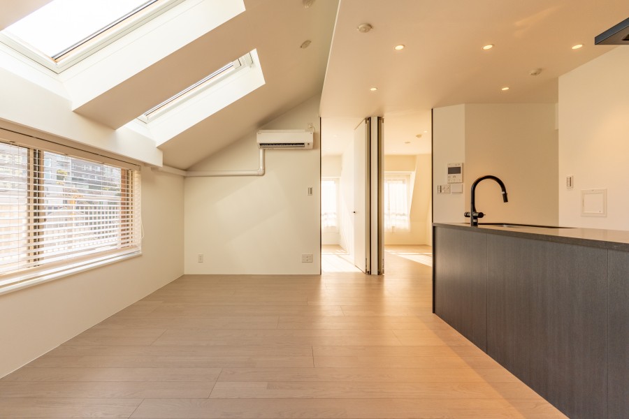 開放感と重厚感が同居した住空間です。意匠を巡らせ、住まう方が快適な暮らしを送っていただけるよう上質な素材を採り入れた品格のあるお部屋です。