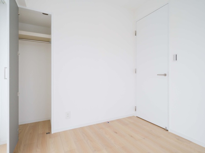 独立性の高い洋室1です。シンプルかつ柔らかく仕上げた内装が、明日への活力を養います。流行を先駆けながら、喧騒と一線を画す安らぎの居住空間です。