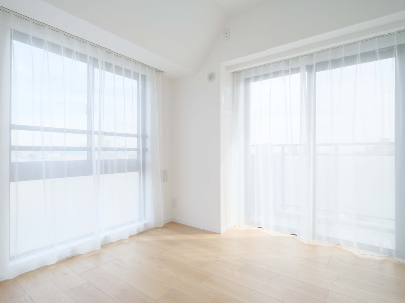 洋室3も二面採光でたっぷりの光を取り込んだ明るいお部屋です。多種多様なライフスタイルに寄り添ったしつらえにリノベーションした快適な住まいです。