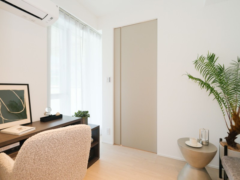 洋室2は約3.8帖の広さがあるお部屋で、明るい自然光が注がれます。のびやかな空間の中で、ほっと一息つけるやすらぎの時間が流れます。