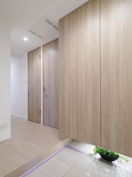 フットライトからのびる光が足元を優しく包み込む気品溢れる玄関です。天井までの高さがあるシューズボックスを備え付けたので、玄関をすっきり綺麗に保てます。