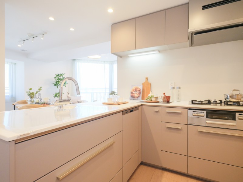 作業スペースにゆとりがあり、家事動線がスムーズなL字型のトクラス製システムキッチンを新規交換しました。機能性やデザイン性だけでなく、「居心地」も良いスペースとなっております。