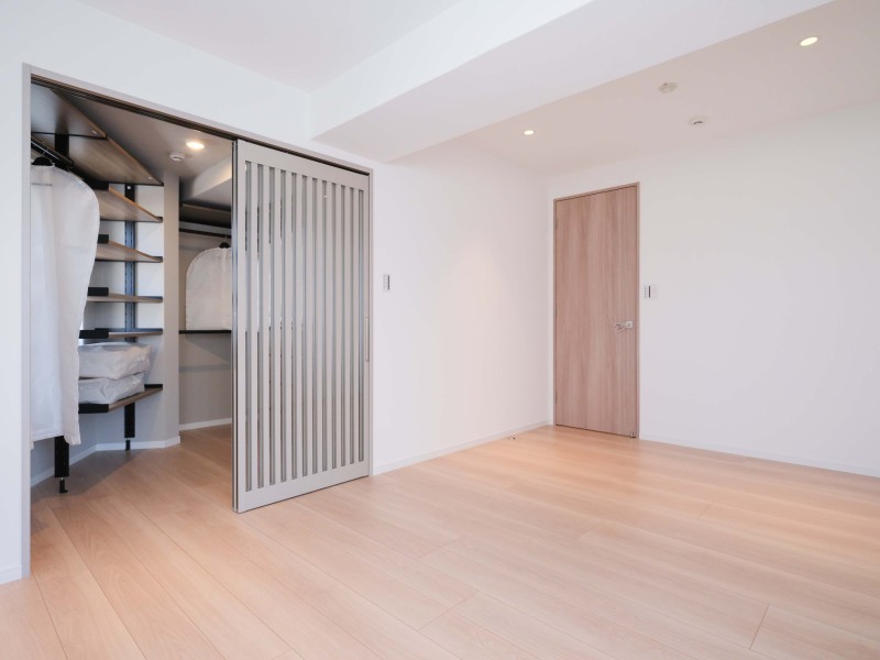 約8.4帖のゆとりある洋室1です。大容量のウォークインクローゼットがあるので、荷物はたっぷりと収納し居室部分をより広々とお使いいただけます。