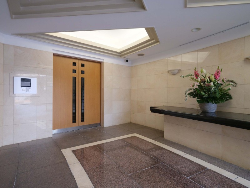 洗練された共用部が安らぎに満ちた住まいへ誘います。清掃が行き届いた様子から管理体制の良さが伺え、安心してお過ごしいただけます。