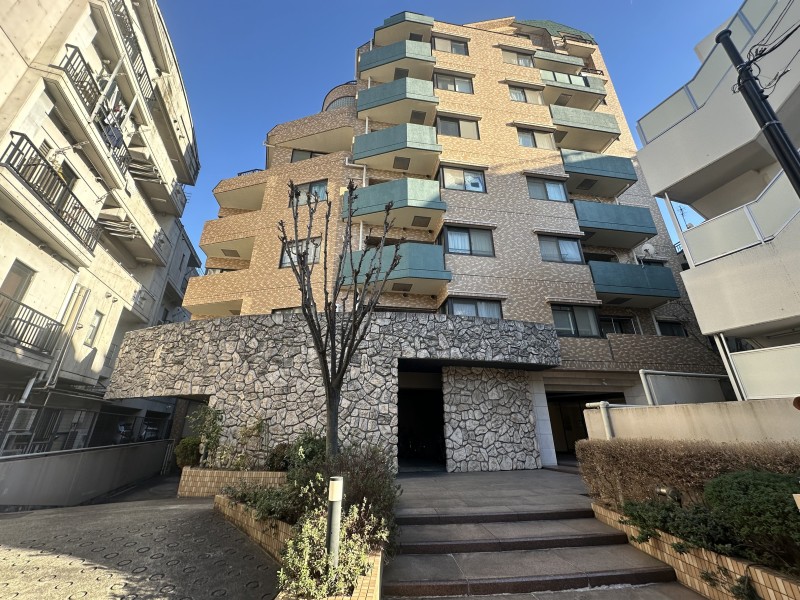 柔らかい色調で整えられ、石の壁が重厚感を演出している上品な雰囲気の外観です。東急東横線『祐天寺』駅徒歩２分で利便性が良好なマンションです。