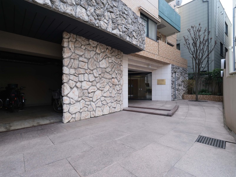 日々の通勤や通学はもちろんのこと、ショッピングからレジャーまで自在に楽しめる便利なポジションが、アクティブな日常を叶えてくれます。