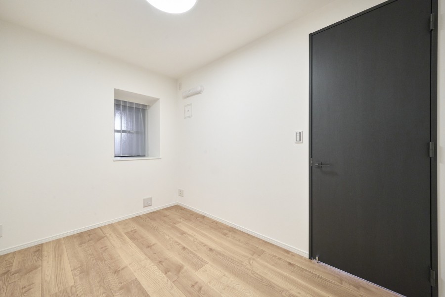 約5.1帖の洋室2は凹凸が少なく、家具の配置がしやすいお部屋です。洋室は住まう方の趣味や感性で飾っていただけるように、シンプルな内装で仕上げました。