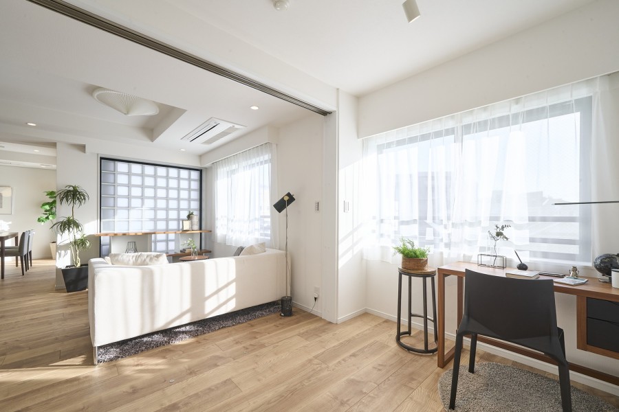 リビングに隣接した約4.5帖の洋室3です。ウッドの豊かな風合いが感じられる床材を採用し、上質で温かみの溢れる住まいを演出しています。