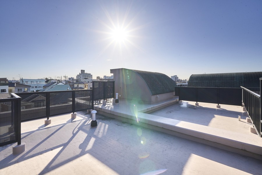 約50m²のルーフスカイガーデンがあり、暮らしの中で大切な光と風を演出してくれる居心地の良い空間です。のびやかに広がる空が日常になり、至福の時間に包まれる住まいとなっております。