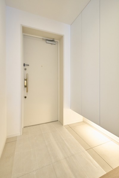 住まいの顔となる玄関は、白を基調に爽やかな空間です。大容量のシューズボックス付きのため、すっきりとした玄関を保てます。