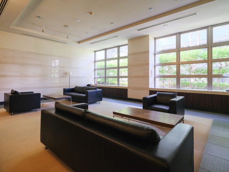 陽光を取り込む大きな窓やブラックのソファが配置されたリュクスなエントランスロビーです。総戸数146戸の大規模レジデンスらしい、高級感漂う空間です。