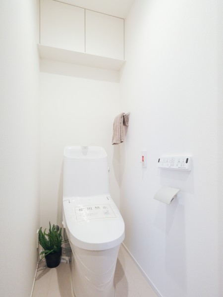 レストルームも上品さが宿る安らぎのスペースに仕上がりました。優れた節水効果や汚れが付きにくい便座など、ほしかった機能が揃ったウォシュレット一体型トイレです。