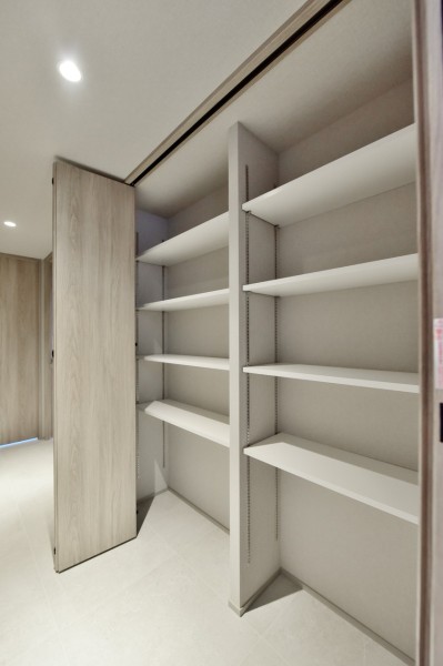 廊下には大容量の収納を設置しました。お出かけの際にサッと取り出したいレイングッズや、ペットのお散歩用品、また災害備蓄品など使用頻度の低いアイテムの収納にも便利です。