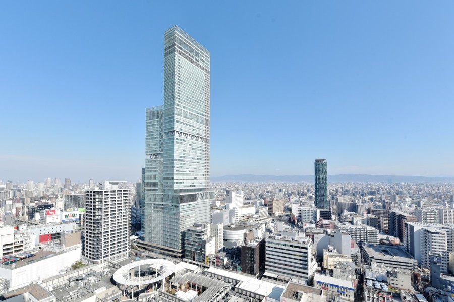 東側の広々としたバルコニーからは、あべのハルカスを身近に感じることができます。高さ３００ｍを誇る高層複合ビルはあべのの街のランドマークとなっています。百貨店や専門店、美術館など多彩な店舗があり日常生活も便利です。