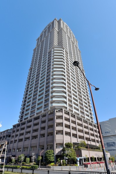 御堂筋線天王寺駅徒歩５分、谷町線阿倍野駅徒歩５分、その他環状線も利用可能で、通勤通学便利です。平成１６年建築、総戸数４０１戸の大規模コミュニティです。令和６年大規模修繕工事実施済みです。
