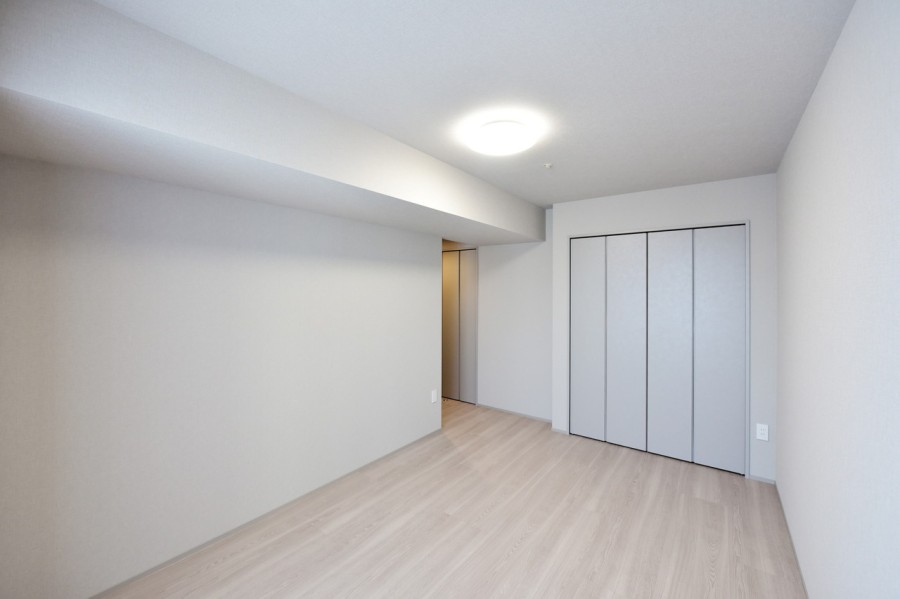 洋室1（約8.0帖）はリビングから離れて静かに心と体を休めることができる安らぎの空間にピッタリです。東側の窓からは優しい朝日がさしこみ、気持ちよく朝を迎えることが出来ます。