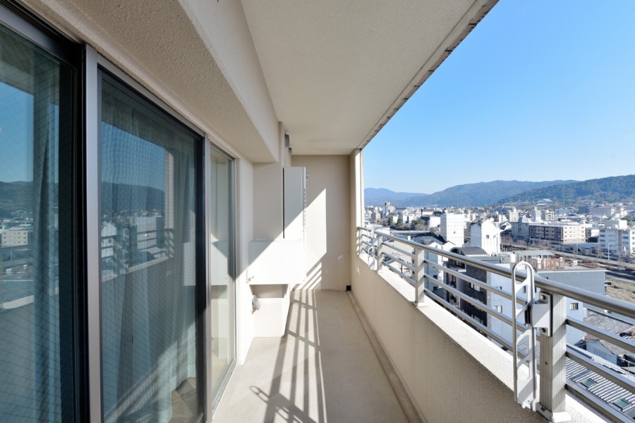 たっぷりの明るい自然光とさわやかな風をお部屋の中に運んでくれるバルコニーです。しっかりとした広さがありますので、お洗濯物も気持ちよく干すことができます。