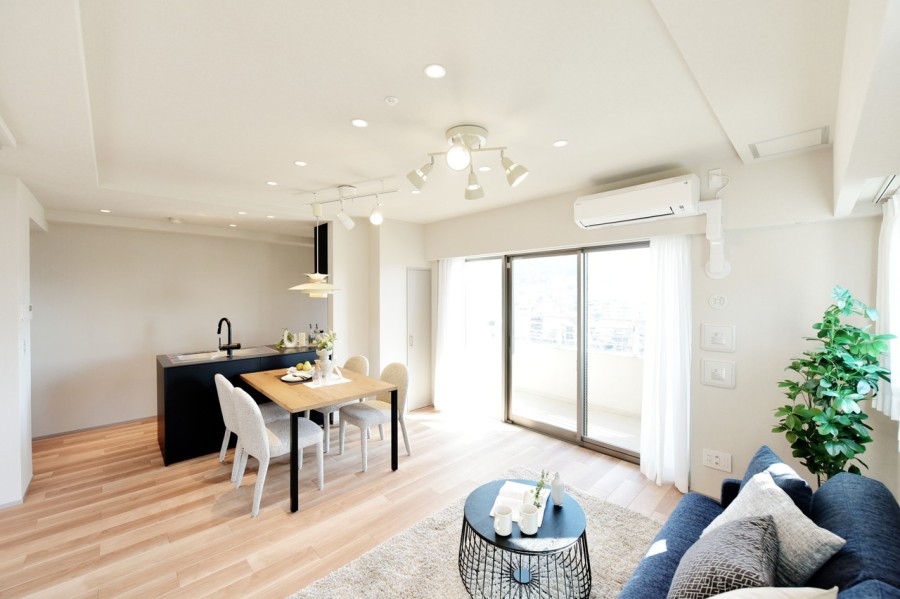 明るく優しい光が安らぎの空間をもたらすＬＤＫは、インテリアが映えるナチュラルな雰囲気の内装に仕上げておりますので、家具や小物で自分らしく空間を彩っていただけます。床暖房完備しています。