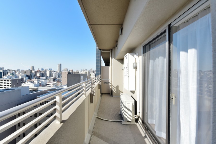 １２階部分の南向きバルコニーで、お部屋の中に優しい光と風を運んでくれます。心が安らぐような心地よい空間を保てます。陽当たりが良いので、お洗濯物も気持ちよく干すことができます。