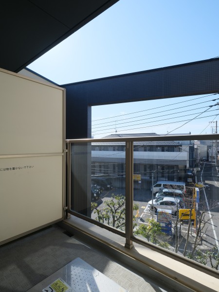 暮らしの中で大切な光と風を演出してくれる居心地の良い空間です。爽やかな風が感じられ、リフレッシュタイムにぴったりとなっております。