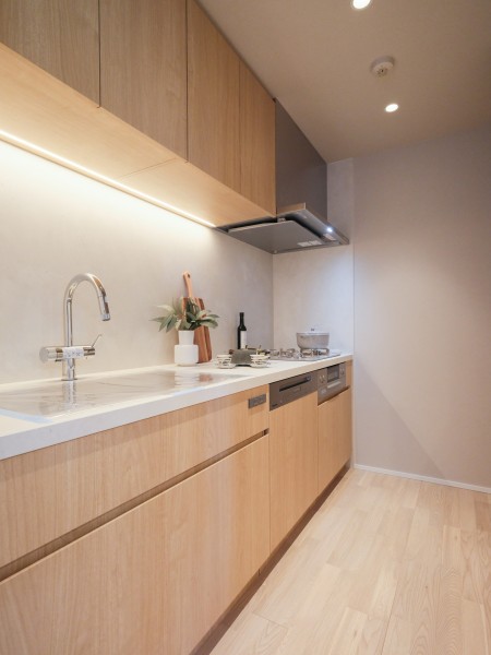 柔らかで活気に満ちた印象を与えるデザインのキッチンを採用しました。心地よい時間を紡ぎ出し、快適にお料理ができそうな空間です。