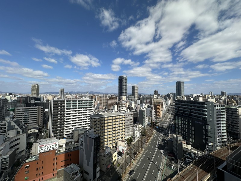 16階部分北西角住戸から望む北東側の眺望です。大きな空と変化してゆく街の様子を眺めながら大きく伸びをしたくなるような空間です。二面のワイドスパンバルコニーから、優しい光と風を感じるお部屋です。