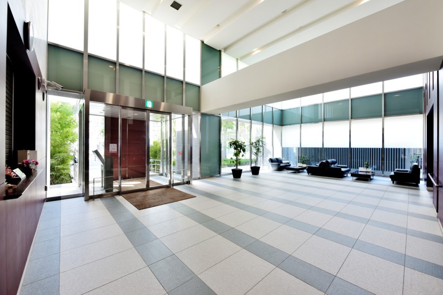 総戸数251戸、免震タワーレジデンスです。２４時間有人管理、コンシェルジュサービスありで安心してお住い頂けます。スカイガーデン、キッズルーム、スカイラウンジなど共用施設も充実。２頭までペット飼育可能です。