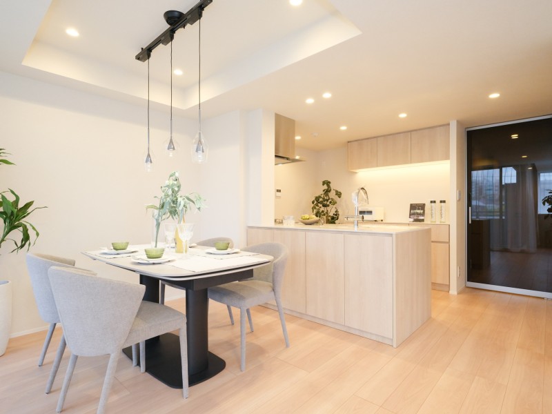 多様なライフスタイルに寄り添うしつらえへとリノベーションし、空間を一新しました。こだわりの素材や意匠を纏い、柔らかく美しい空間に仕上げています。