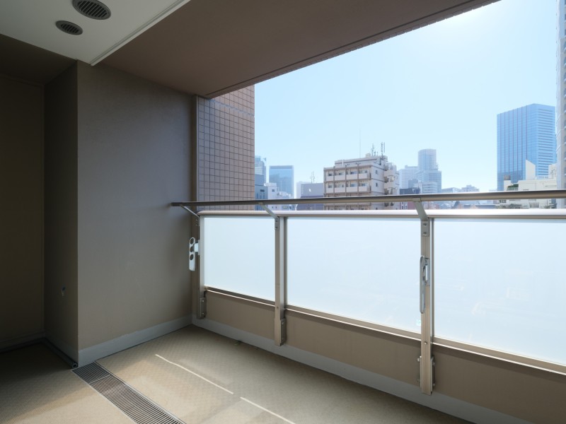 季節を感じる空と都会の風景を眺めることができるバルコニーです。休憩時間に日向ぼっこをしたり、景色を眺めながらティータイムや晩酌タイムを楽しむことができます。