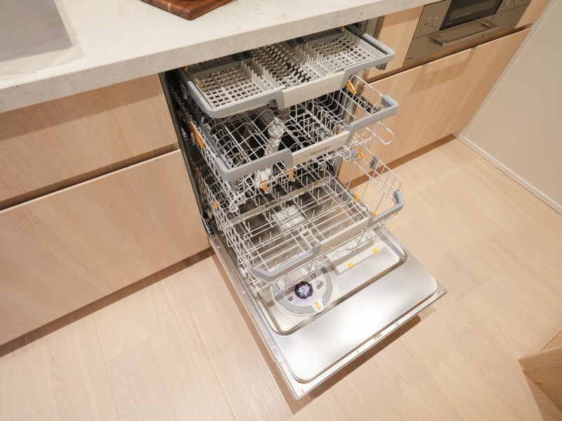 ◆食器洗浄機◆家事の時間を短縮できる優れもの。さらに節水・節約を同時に行うことができるので、人気があり重宝します。