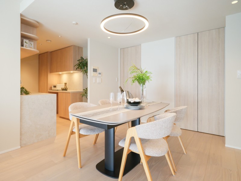 LDには床暖房を新規設置いたしました。熱が床を伝わり部屋の内部に広がって、部屋全体をまんべんなく温めてくれます。一年中快適な室温でお過ごしいただけます。