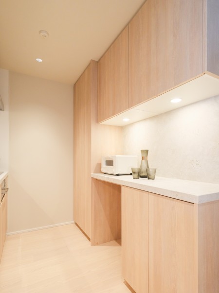 美しさと使いやすさを備えた、こだわりのカップボードとなっております。料理の動線を考えた収納をすることができる嬉しい仕様です。