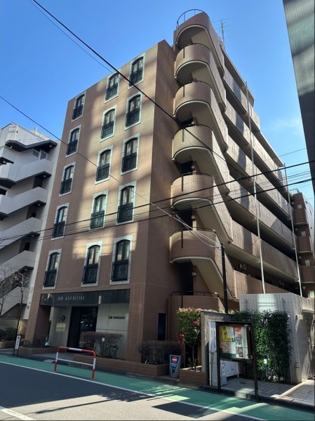 歴史的情緒の漂う「神楽坂」や「江戸川橋」の利便性が融合したエリアに位置する、オートロック・宅配ボックス完備のマンションです。徒歩３分圏内にスーパーやコンビニがあり、日々のお買い物がしやすい住環境です。