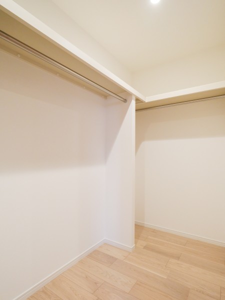 洋室1には頼もしい収納力を持つウォークインクローゼットを備え付けました。居室部分を広々とお使いいただけます。