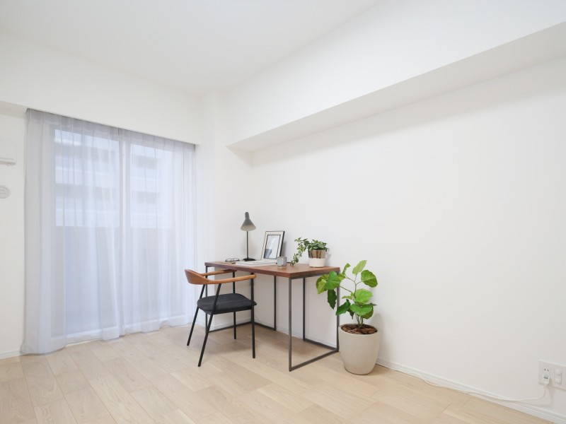 リビングに隣接していながらプライベート性の高い時間を過ごせる洋室2です。過ぎゆく時間をのんびりと感じることができる空間となっております。