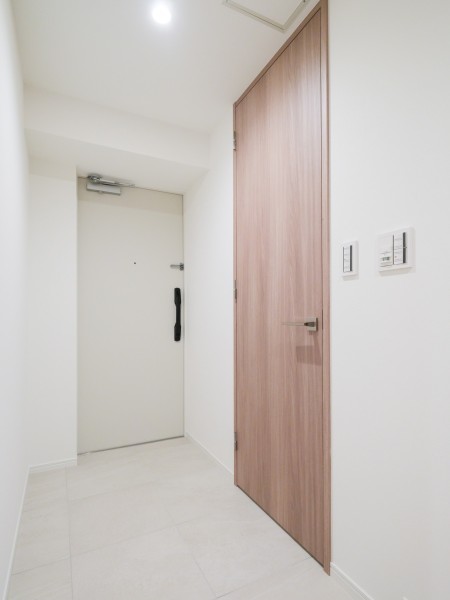 玄関の照明は人感センサーなので、帰宅時に暗闇の中手探りでスイッチを探す必要がありません。明るい空間が出迎えてくれます。