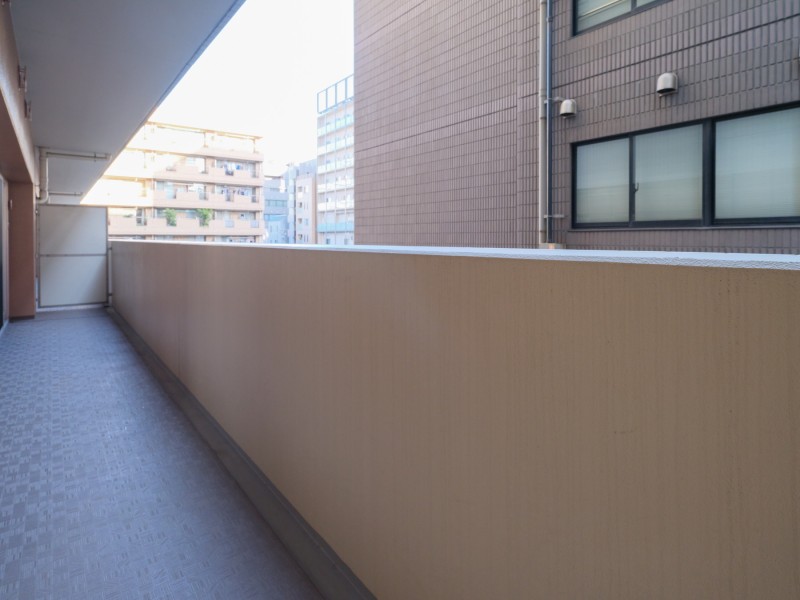 南東・北東角部屋のゆったりとしたL字型バルコニーは約31m²の広さがあります。心地よい陽光を取り込み、居住空間へゆるやかに紡ぎます。暮らしの中で大切な光と風を演出してくれる居心地の良い空間です。