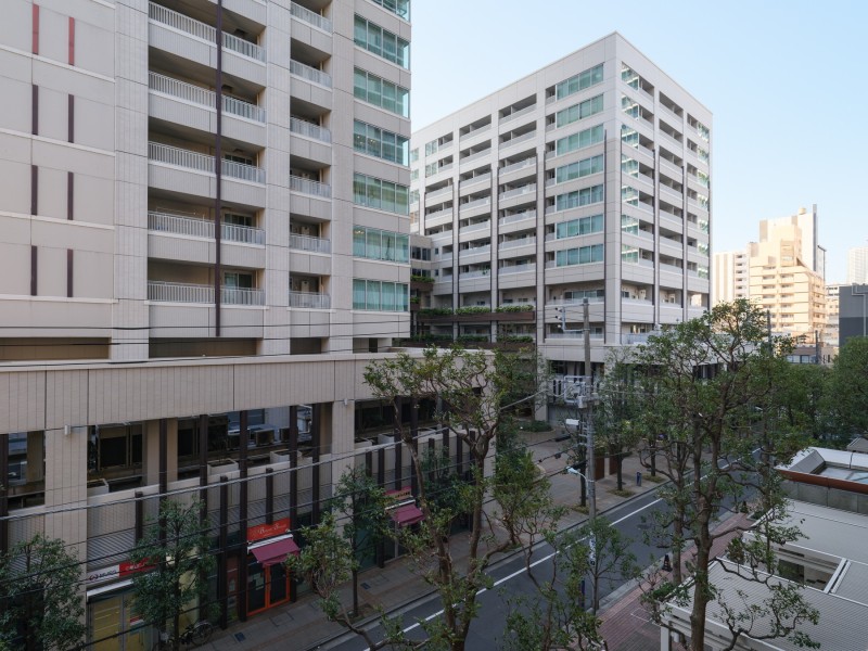 都心の刺激を間近に、ビル群の隙間からのぞく青々とした空を望める眺望です。都会の喧騒を忘れ、明日への活力を養うことができます。