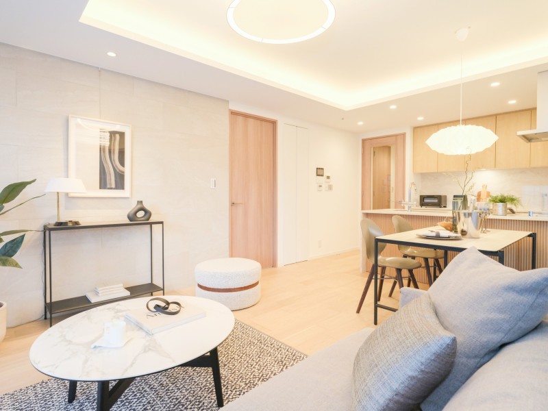 LDの天井は折り上げ天井となっており、空間に広がりや奥行きを生み出し、開放感を演出しております。スタイリッシュな空間で、都市生活のやすらぎを深める快適な暮らしが叶う住まいです。