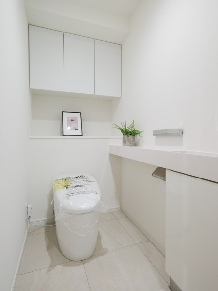 タンクレストイレやスティックリモコンでスタイリッシュな雰囲気を演出したレストルームです。タンクのお掃除が不要で家事が楽になります。また、収納棚や手洗い水栓があり便利で機能性も高い空間です。