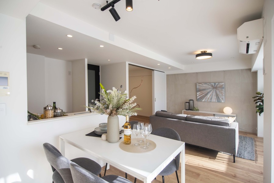 意匠を巡らせ、住まう方が快適な暮らしを送っていただけるよう上質な素材を採り入れた品格のあるお部屋です。『日常』という大切な時間を豊かに、快適にお過ごしいただける空間となっております。