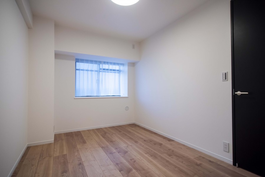 約6.0帖の洋室1は主寝室にぴったりな空間です。過ぎゆく時間をのびやかに感じ、プライべート時間を満喫できるお部屋となっております。