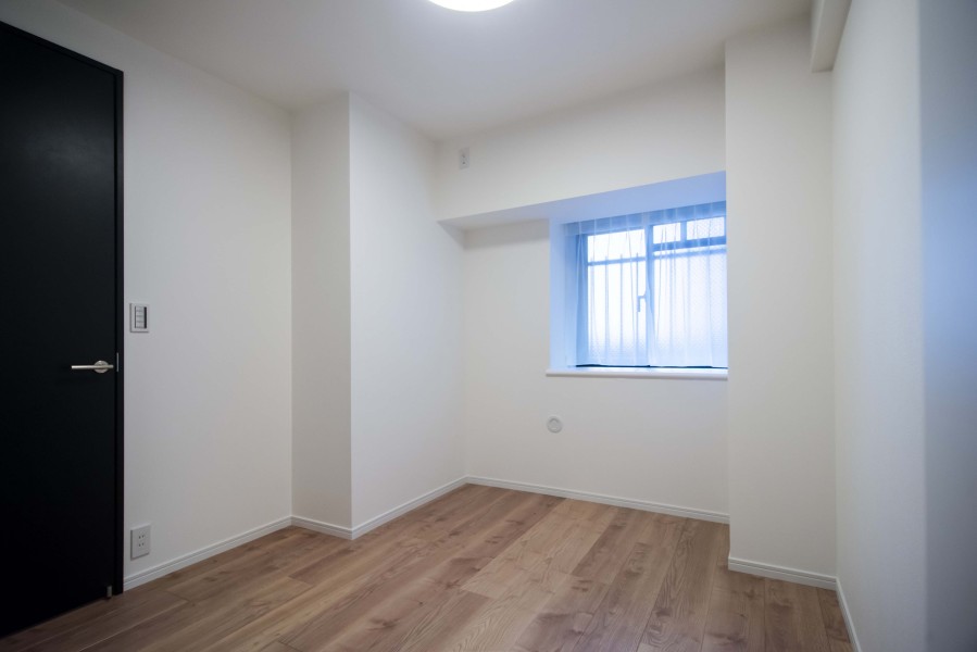 洋室2では温もりを感じるフローリングやホワイトで統一された壁紙がやわらかい雰囲気を演出してくれます。