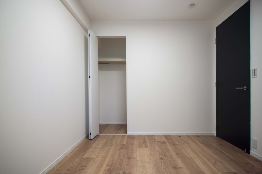 各洋室にはクローゼットが設置してあります。季節物の寝具やかさばるアウターなどを収納することができ、居室を広くお使いいただけます。
