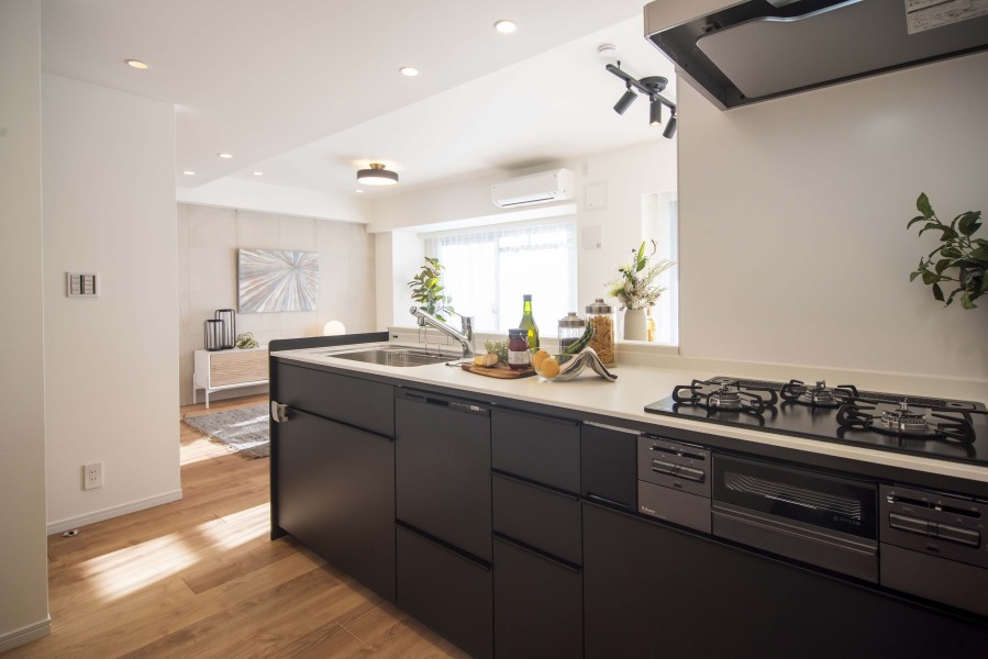リビングにいるご家族とコミュニケーションを取りながらお料理ができる、人気のオープンキッチンです。ダークカラーが空間をスタイリッシュに演出します。