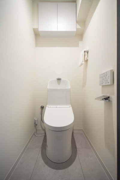 優れた節水効果や汚れが付きにくい便座など、ほしかった機能が揃ったウォシュレット一体型トイレです。シンプルで安らぎが宿るレストルームとなっております。