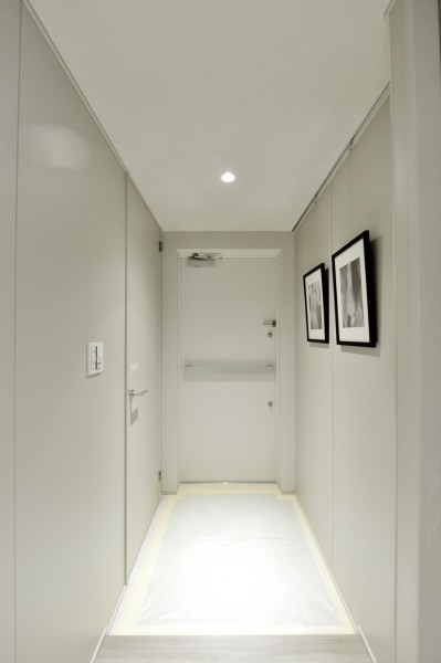 プッシュプル式のドアハンドルを採用しており、扉の開く方向にハンドルを押す・引くするだけで開閉できます。人感センサーライトを設置しましたので、手がふさがっている時も自動点灯で安心です。