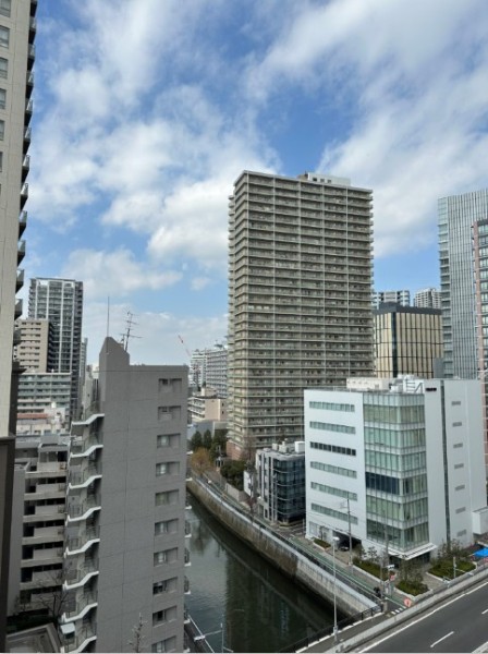 視界に広がる青空と、足元を流れる目黒川を望めます。都会の躍動を感じながらも、心安らぐひとときを享受する眺望を日常的に愉しめます。